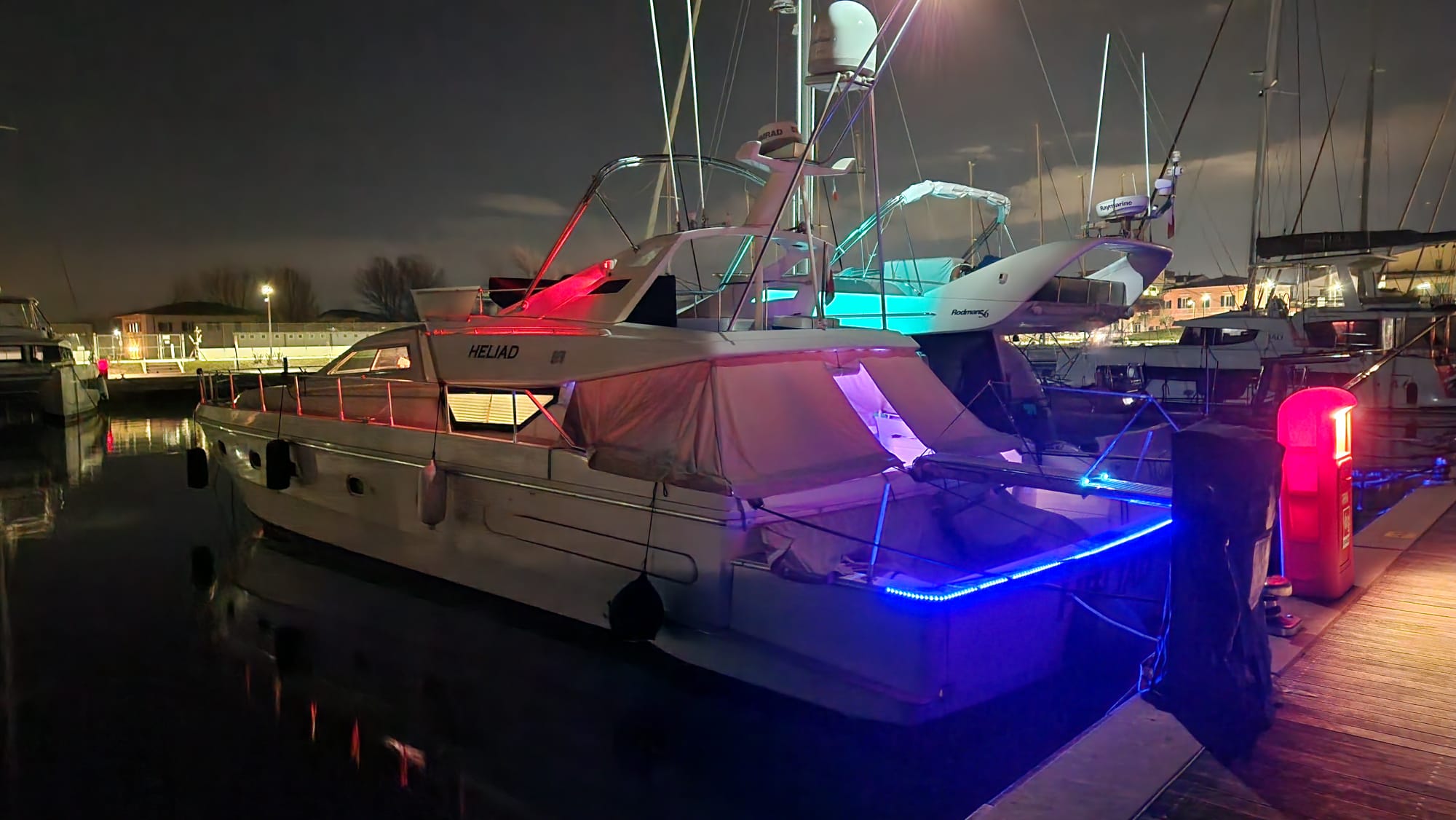 Heliad illuminata di notte